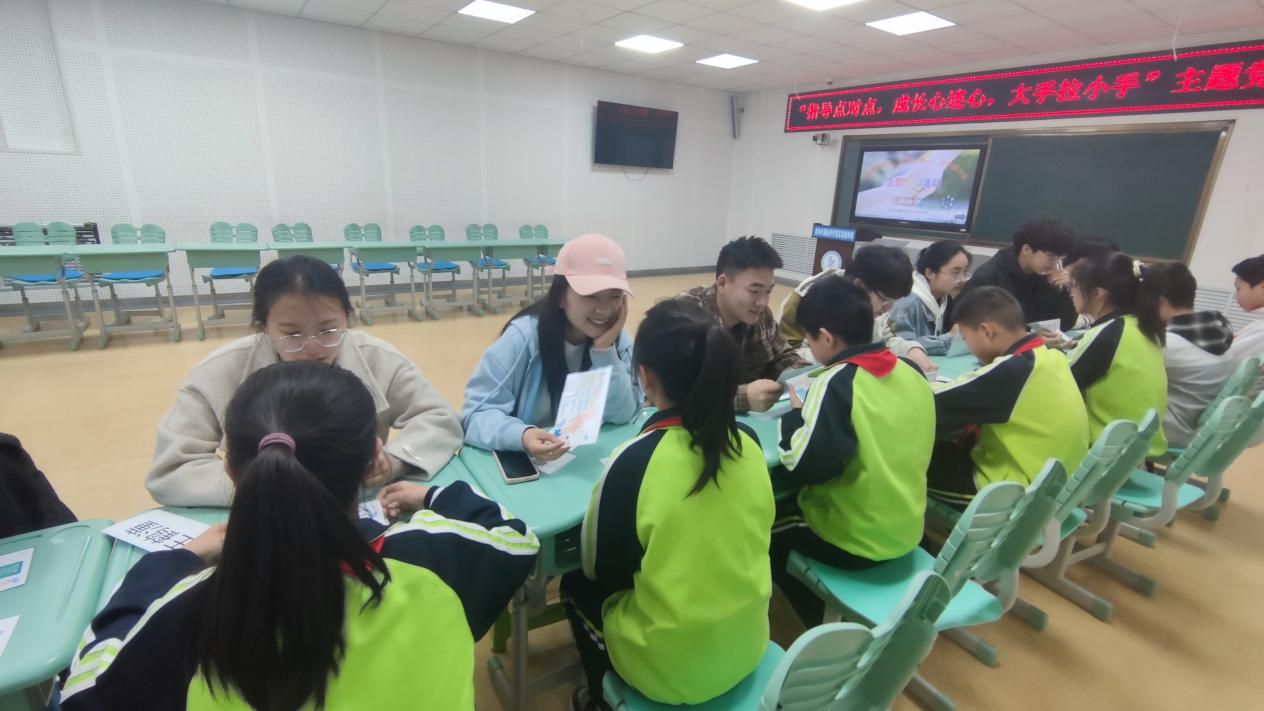 3.大学生与小学生亲切交流