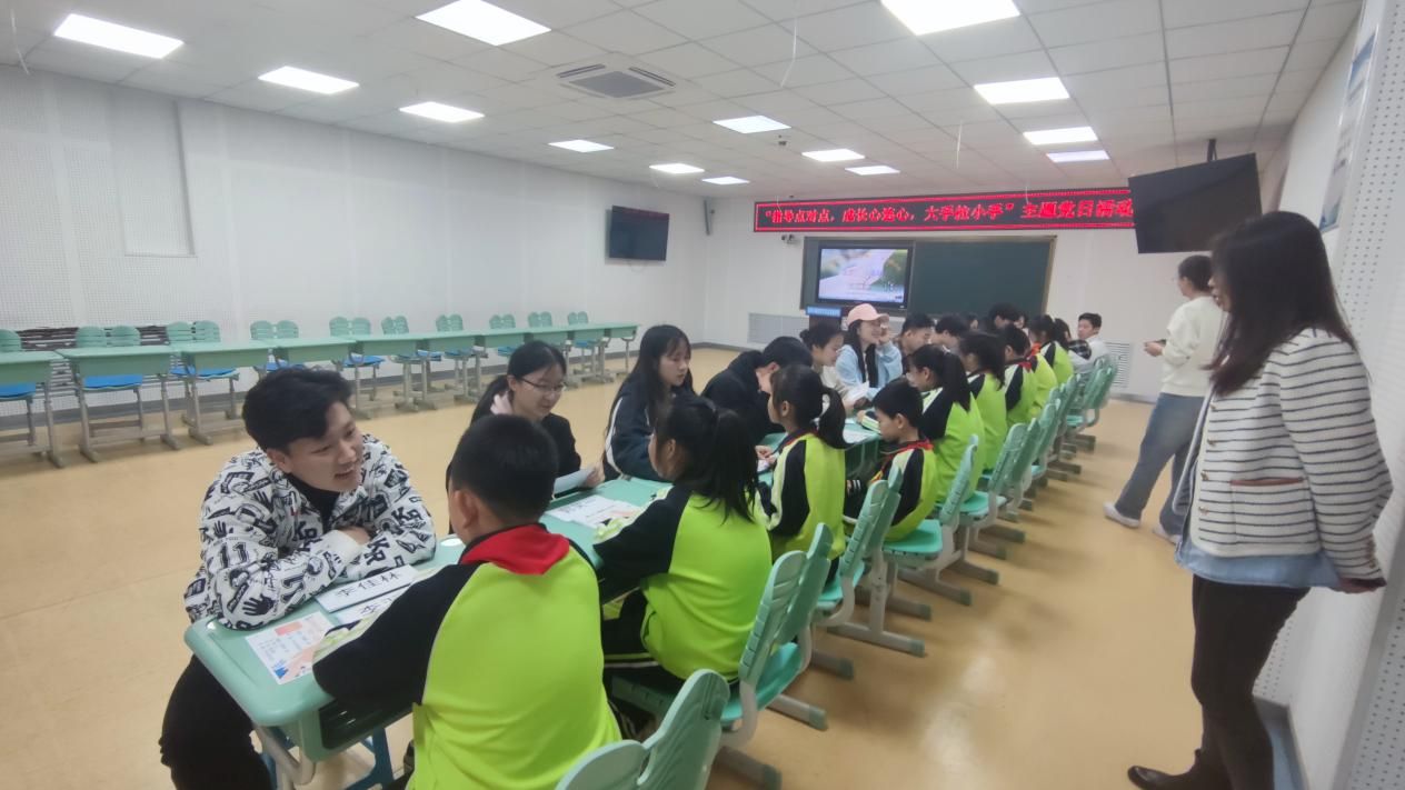 4.大学生与小学生亲切交流
